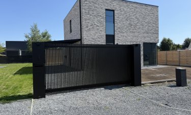 Schuifpoort met lamellen, pakket en brievenbus — Mol